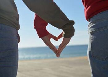 Holding_hands