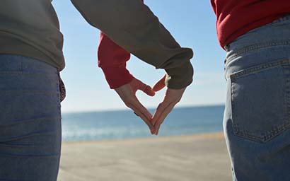 Holding_hands