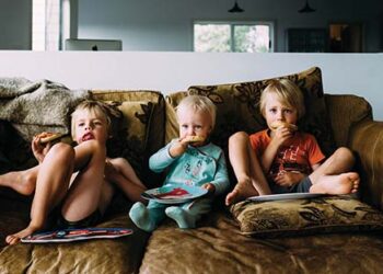 Kids_watching_TV