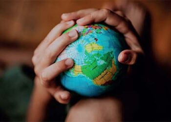 Globe_in_hands
