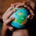 Globe_in_hands