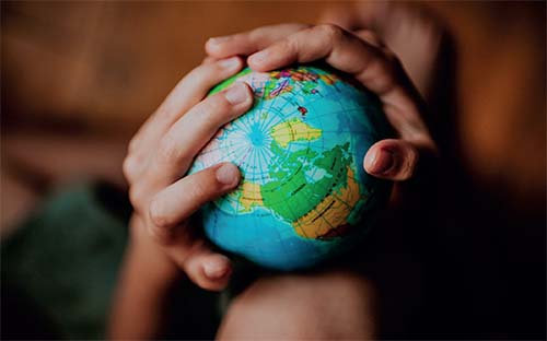 Globe_in_hands