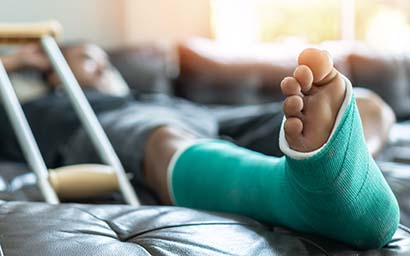 Man_with_broken_foot