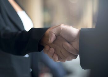 handshake_woman_new
