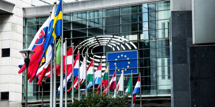 EU fund costs fall, but only slowly