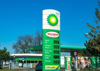BP slashes renewables, market reacts to oil push