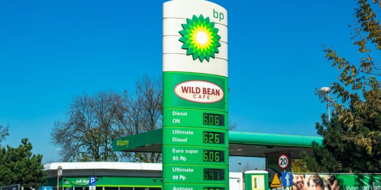 BP slashes renewables, market reacts to oil push