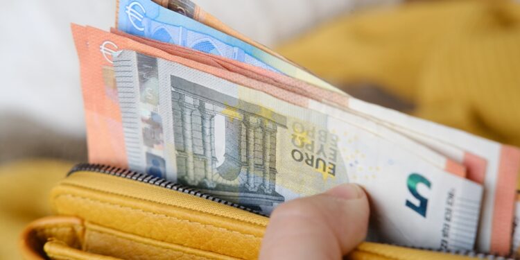 EU savers missing €4.8tn investment opportunity, report warns