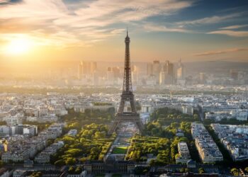 Political crisis weighs on French financial markets