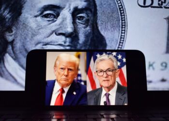 Gold surges, dollar slips as fed independence fears grow